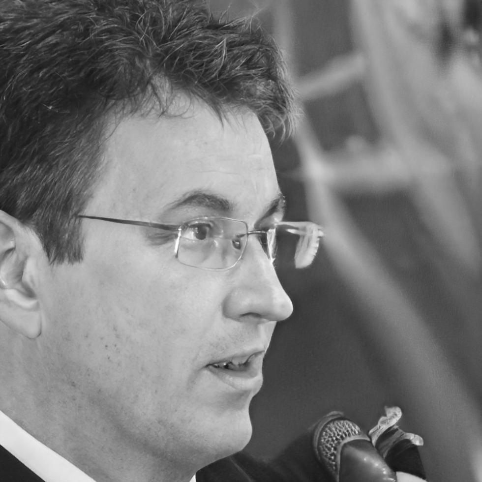 Retrato profesional del experto en machine learning financiero